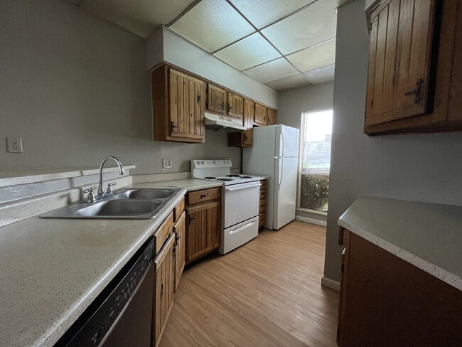 Building Photo - 2 Bedroom 2 Bathroom apartment convenientl...