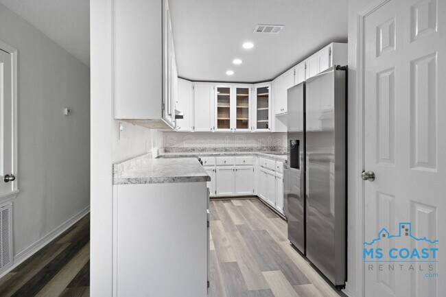 Building Photo - 340 Hiller Dr