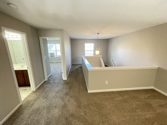 Building Photo - Woodland Pointe 3 bedroom condo w/ 1 car g...