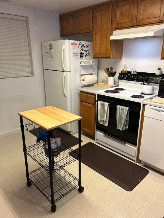 Building Photo - 563 Primrose Dr