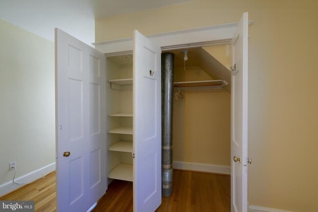 Building Photo - 5717 Chevy Chase Pkwy NW