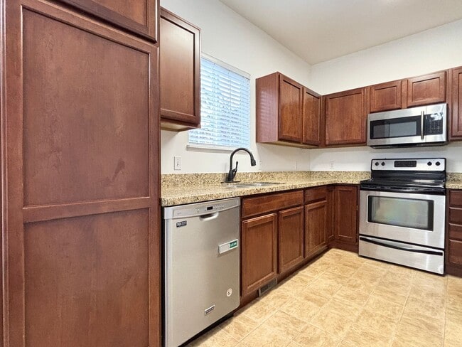 Building Photo - Beautiful Draper Townhome at Bella Monte!