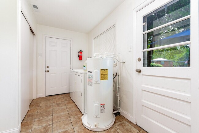 Building Photo - 4421 Picajune Ave