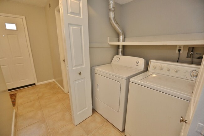 Building Photo - MUST SEE! Charming 3-Bedroom Townhome in Thoroughgood! 1-Car Attached Garage!