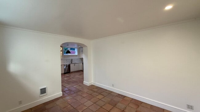 Building Photo - Epic REA - Rare Find Cozy and Update 2BR /...