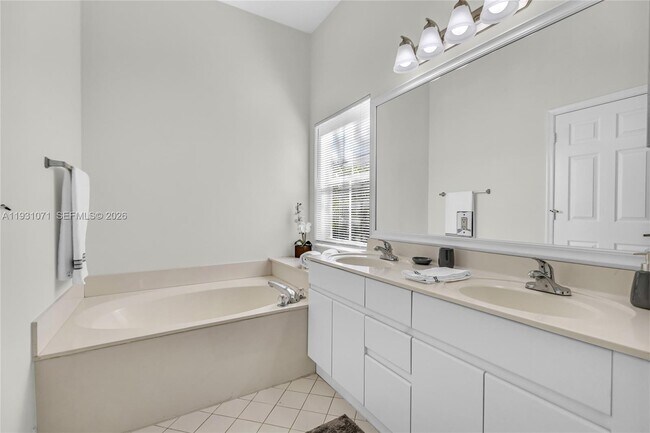 Building Photo - 1579 Banyan Way