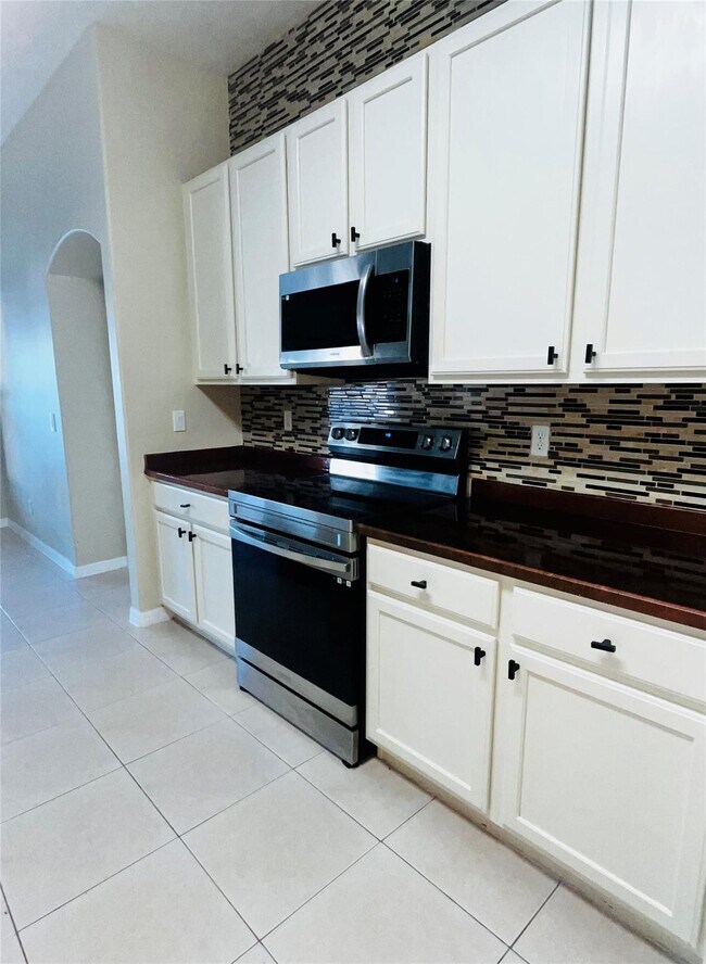 Building Photo - 602 SW McCall Rd