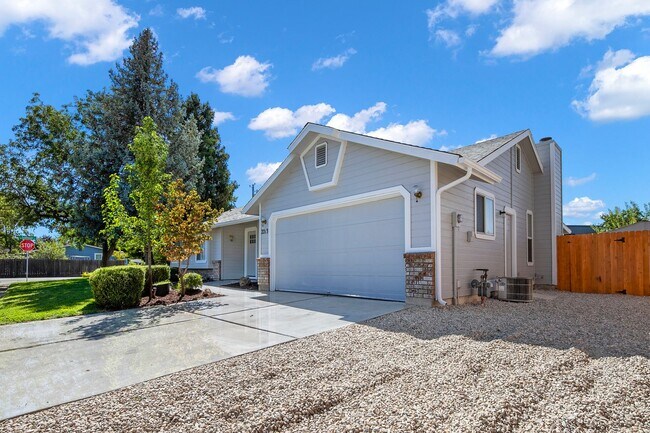 Building Photo - Lovely 3 Bedroom 2 Bath, 1350 Square Foot ...