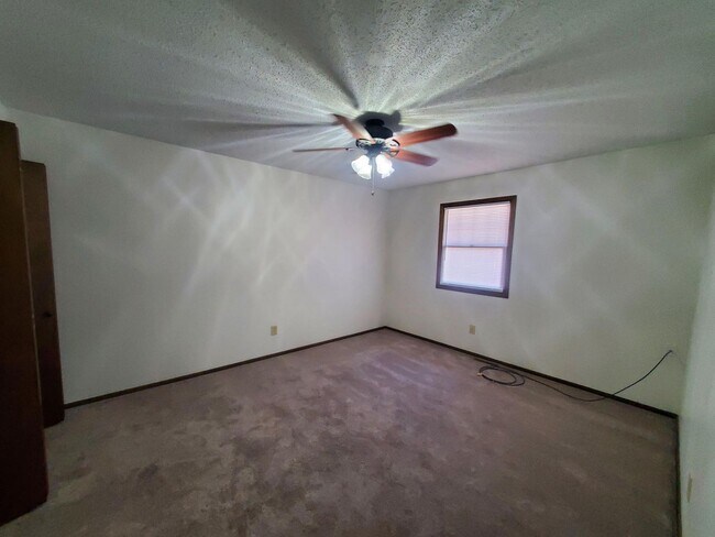 Building Photo - Spacious Derby home in Beautiful Mature Tr...