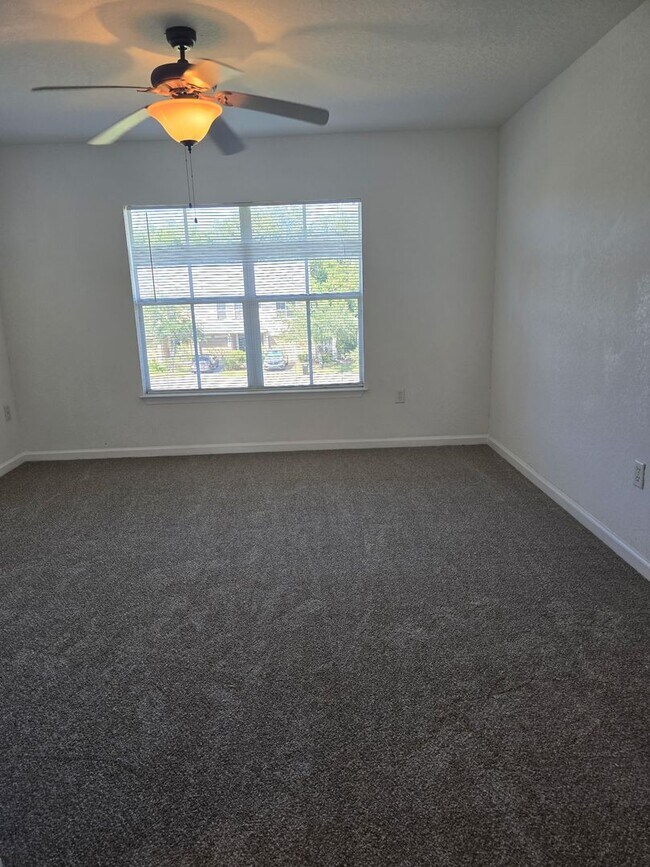 Building Photo - Large Townhome!