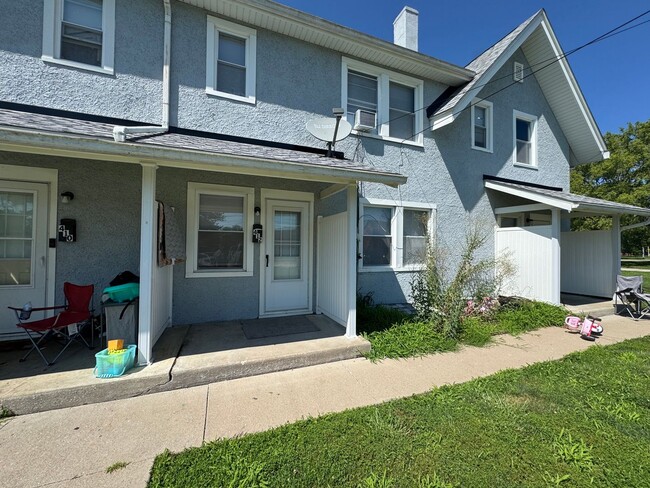 Building Photo - For Rent – Pet-Friendly 2 Bed, 1 Bath Town...