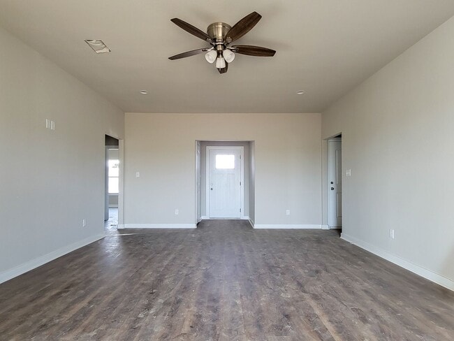Building Photo - 3 BR/2 BA Corsicana Home