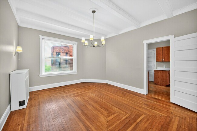 Flat 102 Formal Dining Room - Clermont Condominiums