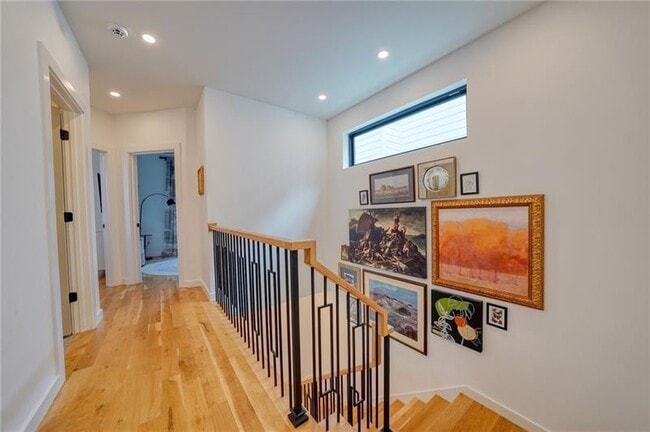 Building Photo - 829 Barnett St NE