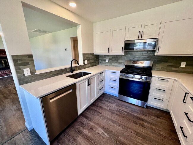 Building Photo - Charming Home in Ocean Lakes Community