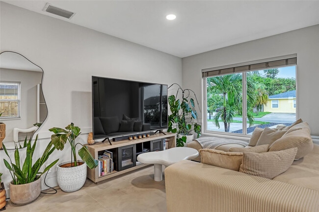 Building Photo - 414 W Mango St