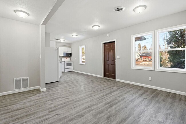 Building Photo - Beautiful completely renovated 2 bed 1 bath townhouse for rent!