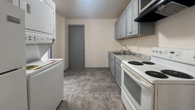 Building Photo - Charming 3-Bed Port Richmond Row Home