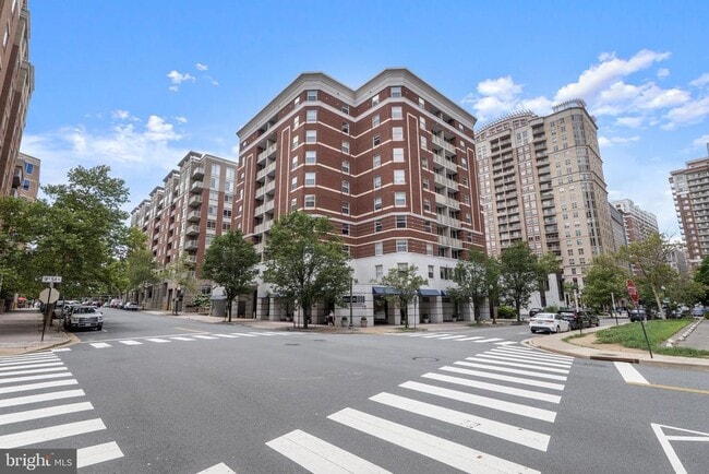 Building Photo - 880 N Pollard St