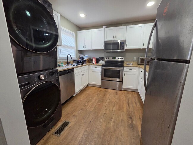 Building Photo - 4/2 apartment off of Milledge