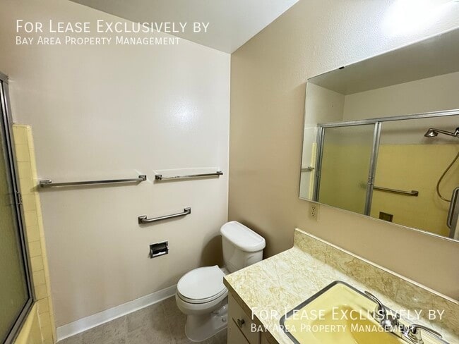 Building Photo - 1 BR 1BA ground floor Apartment w/ garage,...