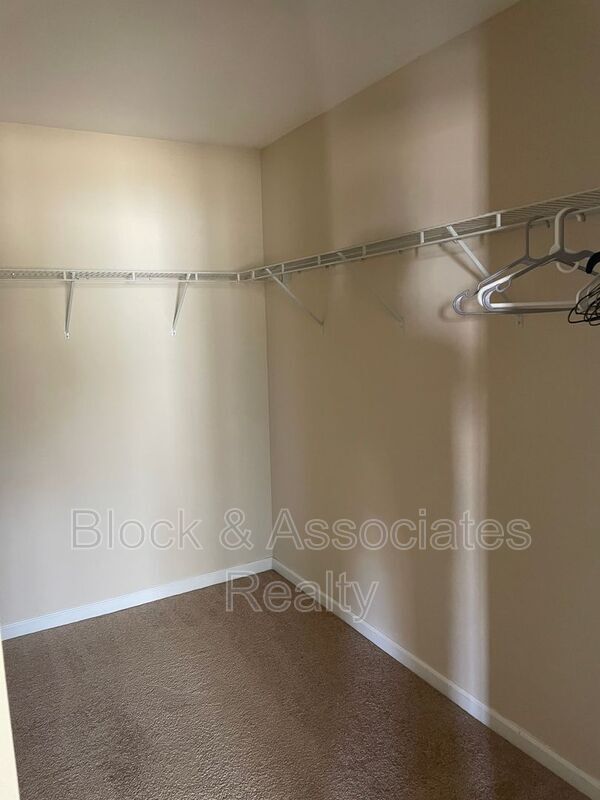 Building Photo - 547 Song Sparrow Ln