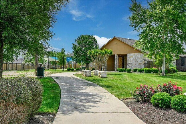 Building Photo - 100 Comet Dr