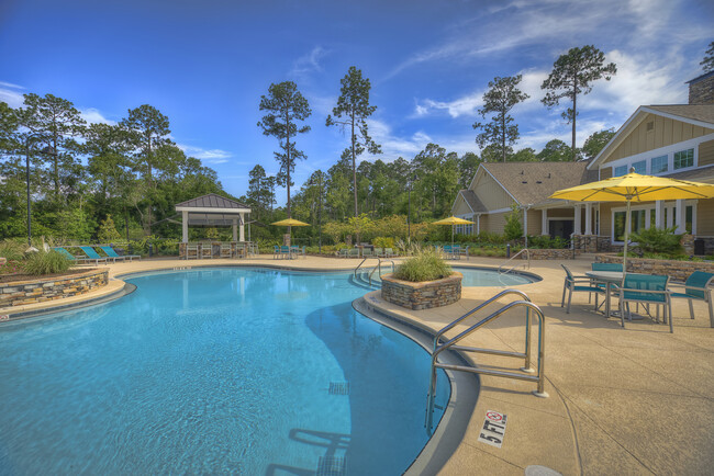 Sparkling pool with sundeck - Lullwater at Blair Stone