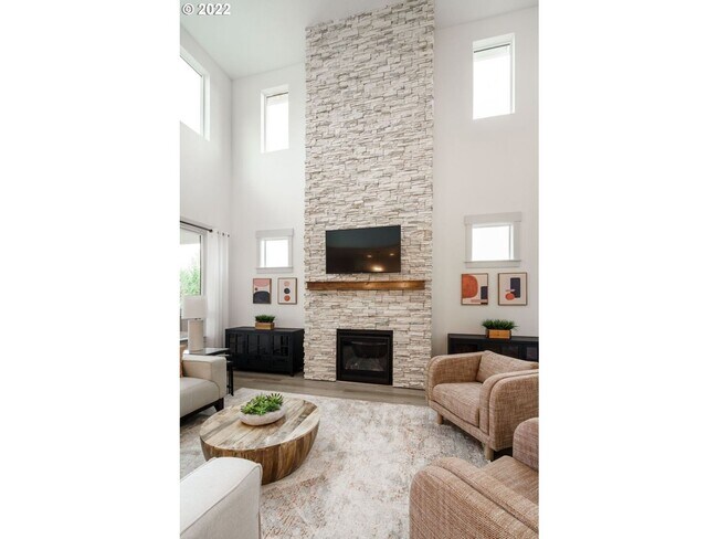 Building Photo - Charming Newer Model Home!