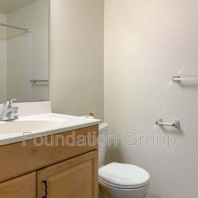 Building Photo - 916 N 104th St