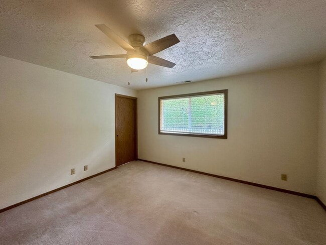 Building Photo - Three Bedroom Home in Keizer with a Puttin...