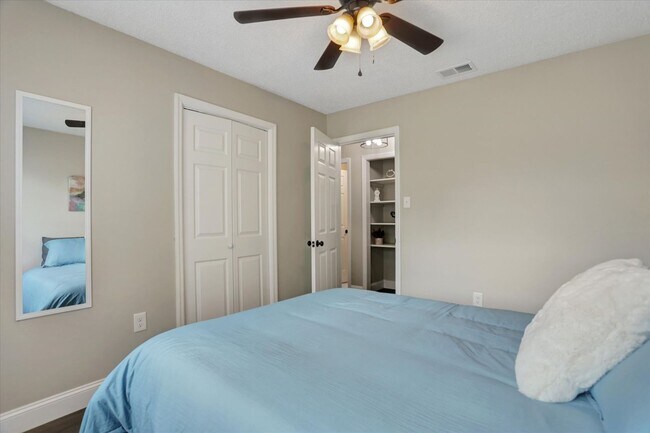 Building Photo - Furnished 4 Bedroom, 2 Bath Brick Home in Savannah