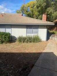 Building Photo - Newly Remodeled 2 bedroom 1 bathroom Duple...