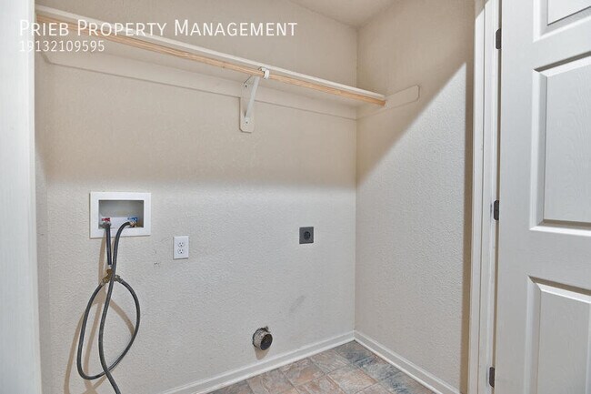 Building Photo - 2132 W Forest Dr