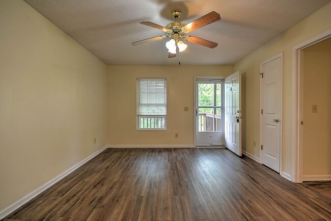 Building Photo - 303 Moorland Dr