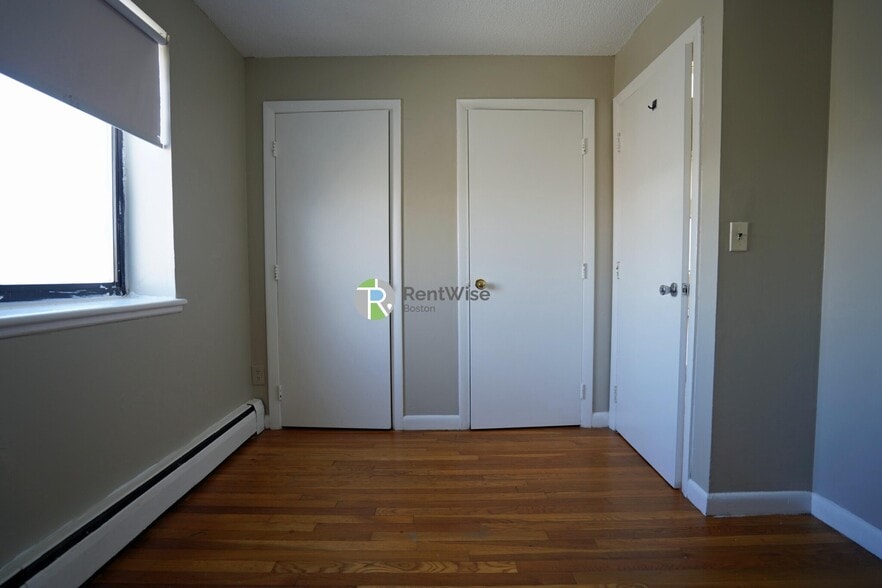 Building Photo - 122 Dustin St