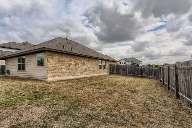 Building Photo - Charming 4BR/2BA One-Level Home with Moder...