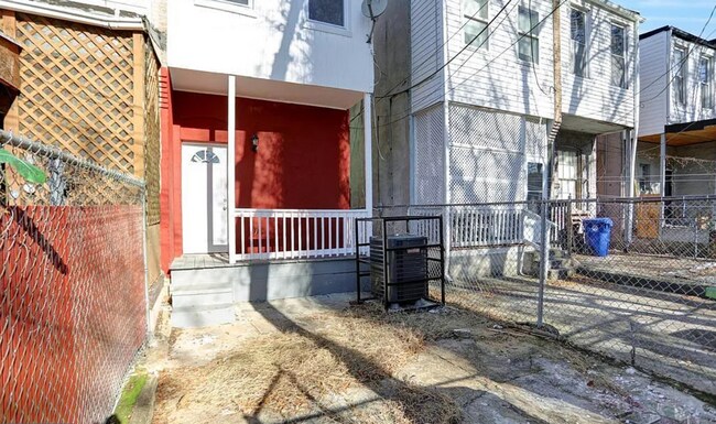 Building Photo - Beautifully Updated Townhome in Prime Location – Move-In Ready!