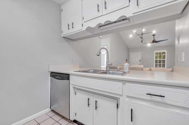 Building Photo - 2424 Ian Dr