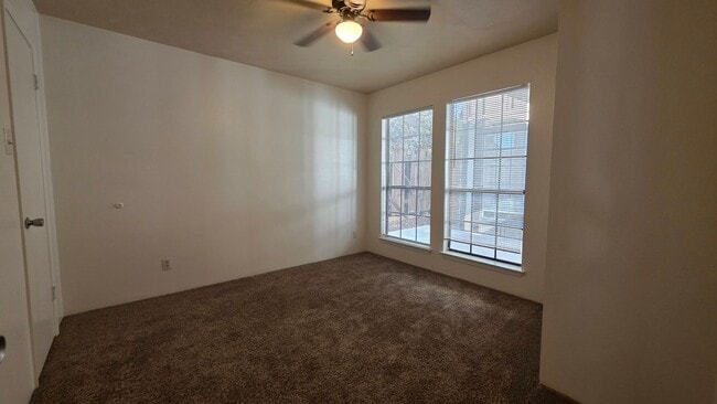 Building Photo - Comfortable 3 bedroom, 2 bath townhome AVA...