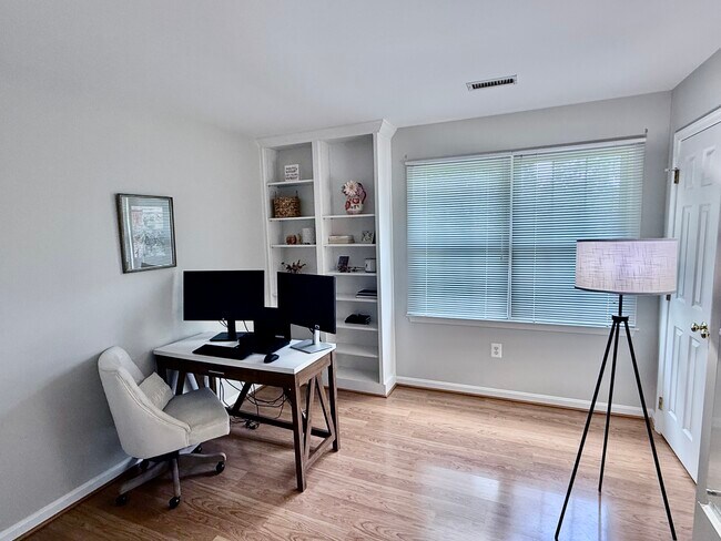 Building Photo - 2730 Wildwood Cir