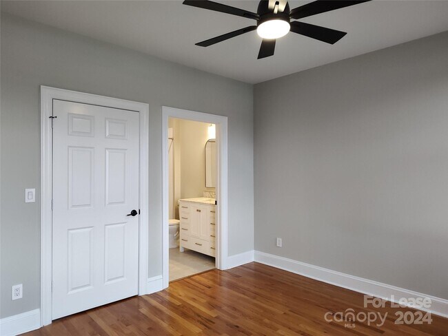 Building Photo - 1129 Park West Dr