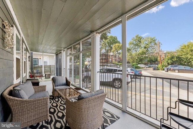 Building Photo - 718 Jackson St NE