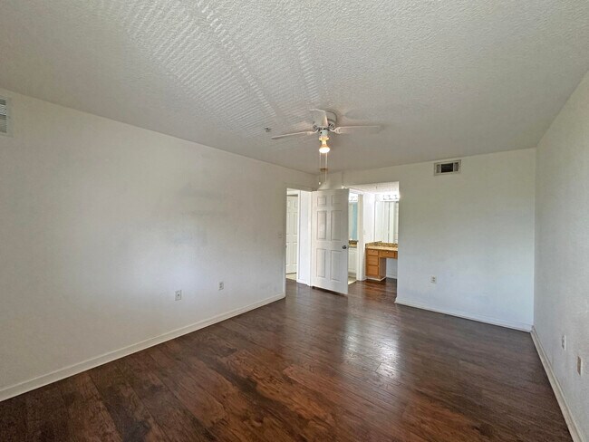 Building Photo - 261 SW Palm Dr
