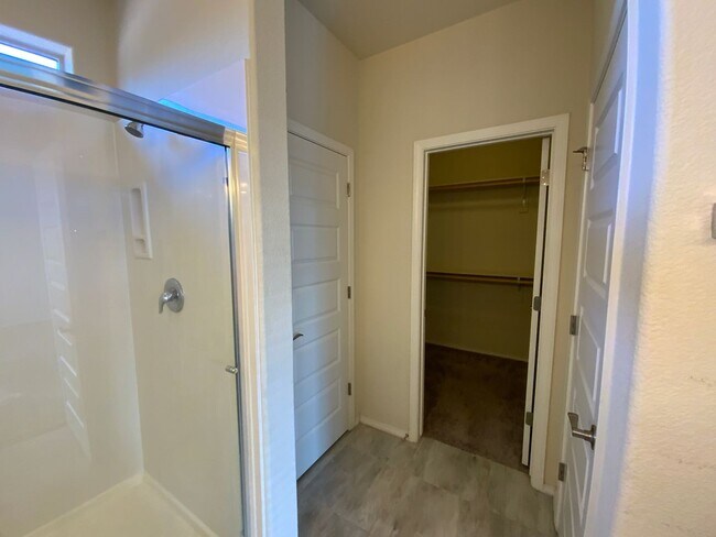 Building Photo - Beautiful 3 Bedroom Plus Office Recent Con...