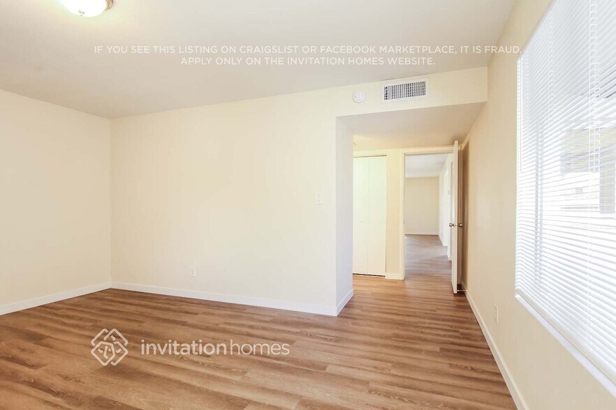 Building Photo - 4614 W Sunnyside Ave