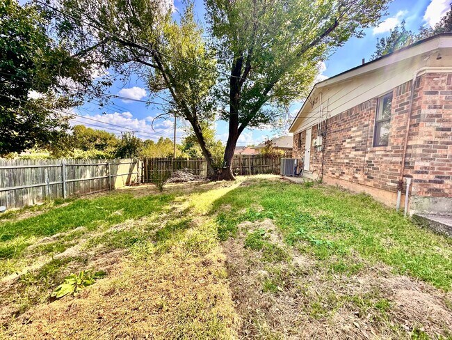 Building Photo - 4 Bed Spacious Midwest city House