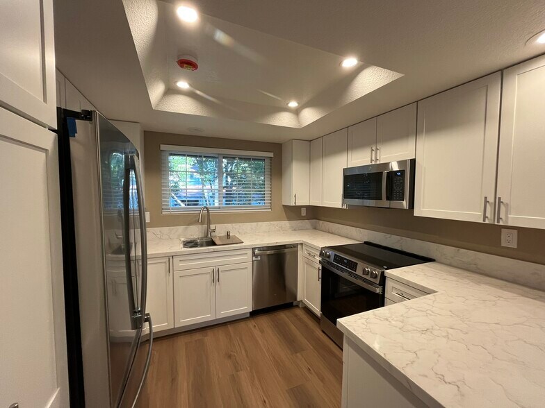 Alll new stainless steel appliances - 16274 Avenida Venusto