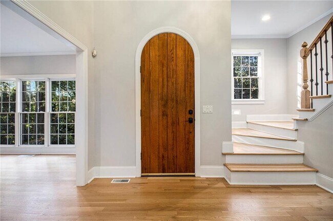 Building Photo - 960 Landmark Dr NE