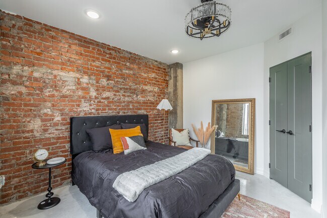 Primary Photo - 117 E 7th St